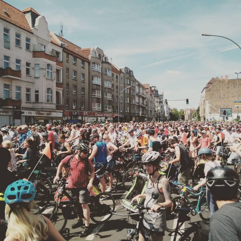 Bottleneck before the Autobahn at the Sternfahrt bicycle demo in Berlin