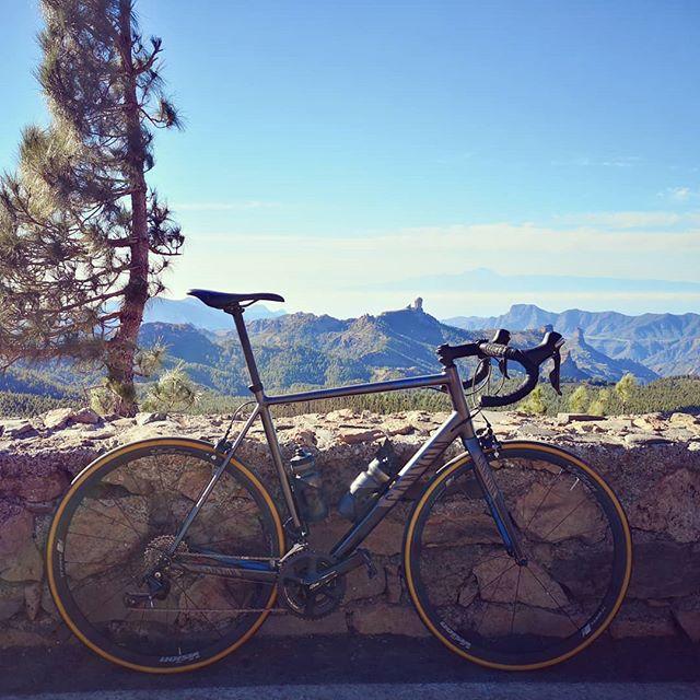 Had to ride up to the top of the world (aka Pico de las Nieves) again before leaving this beautiful island. The view up there is just so amazing, especially with Mt. Teide and the whole of Tenerife in the background.