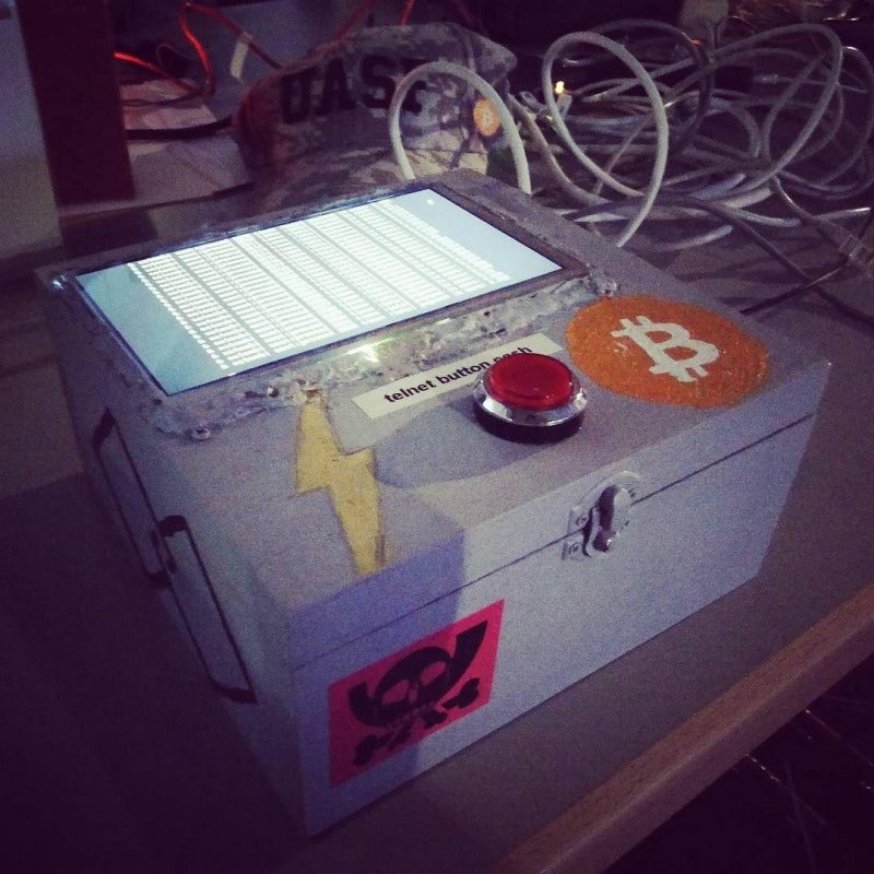 This box at #34C3 has a button that sends Bitcoin micropayments over a Lightning Network. ⚡